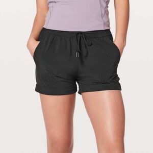 🍋 Lululemon Spring Break Away 3” inseam Size 10